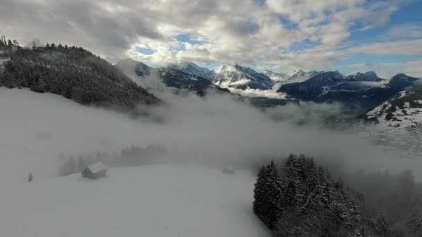 Πτήση πάνω από το χιόνι στο βουνό — Αρχείο Βίντεο