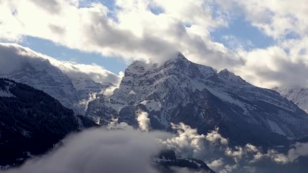 4k время истечения масс облаков, катящихся над покрытыми снегом горами Тибета, Данггула , — стоковое видео
