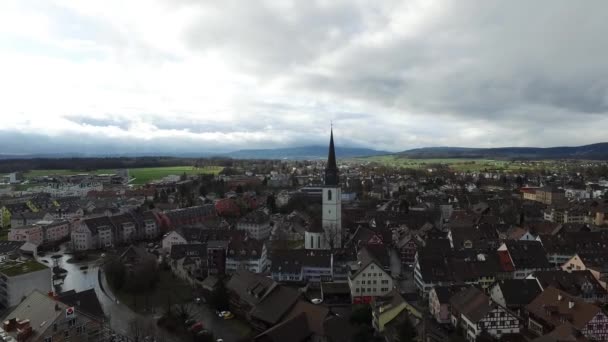 Survoler un petit village verdoyant. Images aériennes de la colonie avec peu de maisons et beaucoup de pelouse autour . — Video