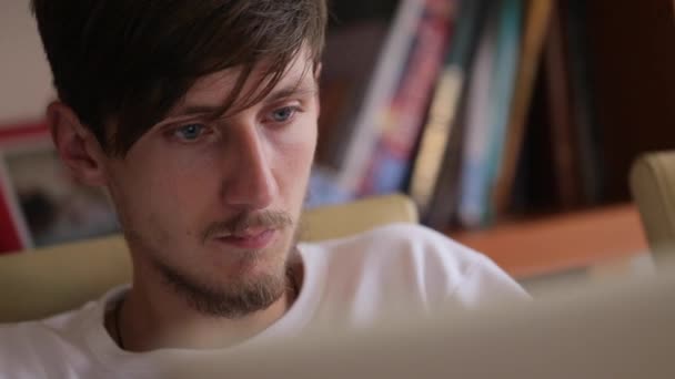 Nahaufnahme eines jungen Mannes, der im Internet surft, Teenager mit Tablet-PC. Person beim Lesen, Nahaufnahme — Stockvideo