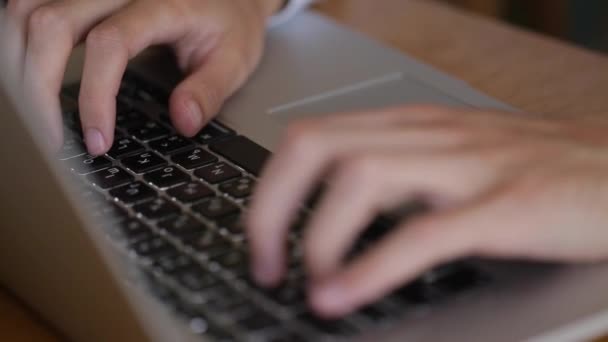 Člověk pracuje, pomocí lap top a trackpad — Stock video