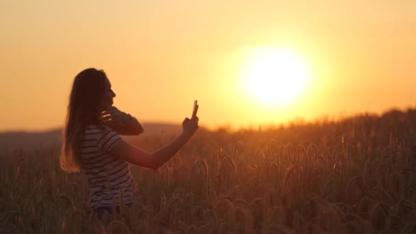 Selfie schieten een meisje op zonsondergang slow motion video — Stockvideo
