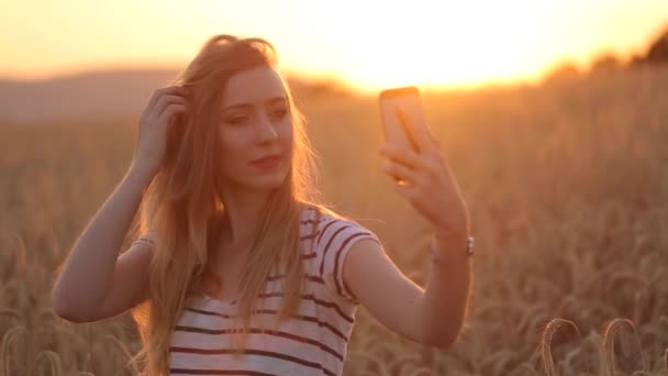 Селфі стріляти дівчину на заході сонця повільне відео руху — стокове відео