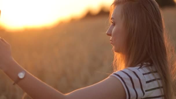 自拍照一个女孩在日落慢动作视频拍摄 — 图库视频影像