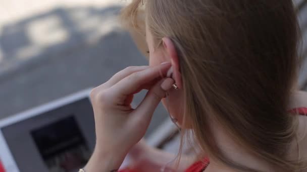 Menina adolescente usando tablet digital, ouvir música — Vídeo de Stock