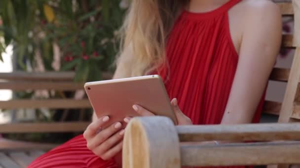 Hermosa mujer joven con una tableta PC. La chica usa una tableta como libro — Vídeos de Stock