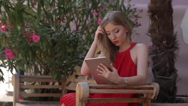 Όμορφη νεαρή γυναίκα με ένα tablet Pc. Το κορίτσι χρησιμοποιεί ένα δισκίο ως βιβλίο — Αρχείο Βίντεο