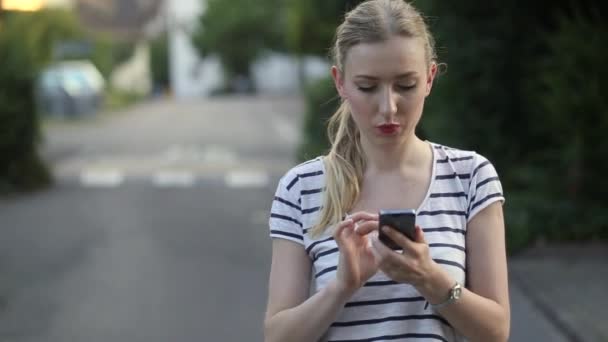 Mujer en ropa de verano escribiendo en su teléfono — Vídeos de Stock