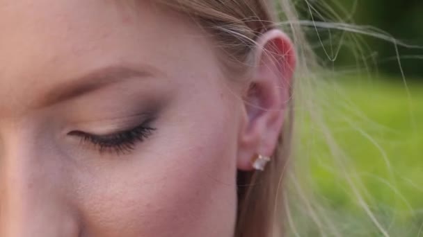 Müzik kulaklık giyen güzel kız — Stok video