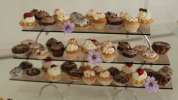 Tortas de boda sobre la mesa — Vídeos de Stock