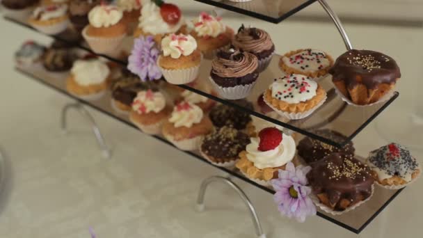 De cakes van het huwelijk op tafel — Stockvideo