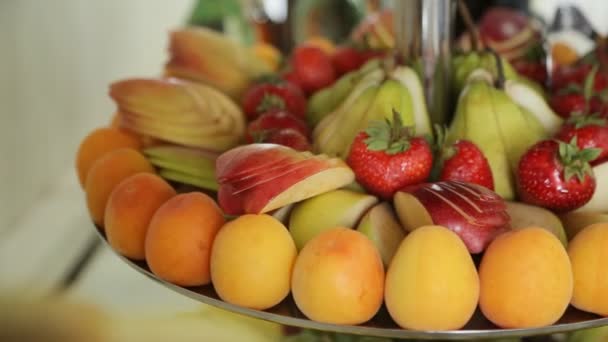 Bir düğünde açık büfe masada dekoratif meyve dilimlenmiş — Stok video