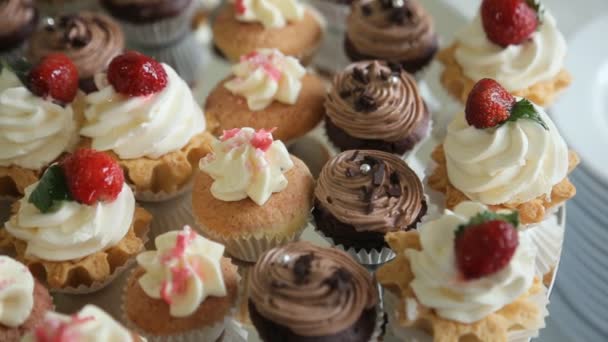 De cakes van het huwelijk op tafel — Stockvideo