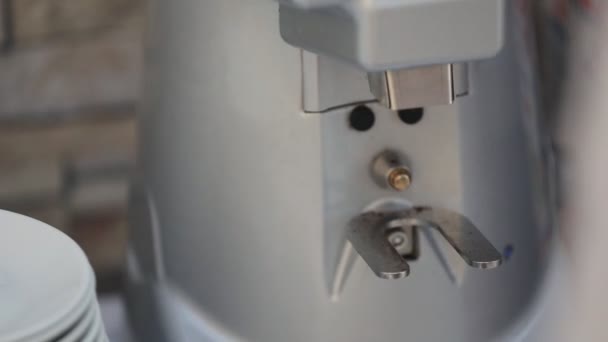 Eine silbrig glänzende Espressomaschine macht Kaffee — Stockvideo