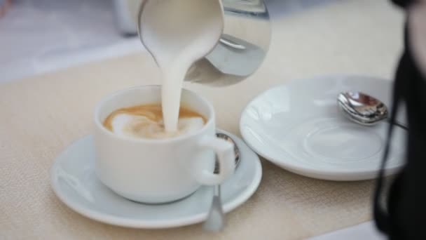 En glänsande silver espressomaskin gör kaffe — Stockvideo