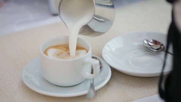 Una máquina de café espresso de plata brillante hace café — Vídeo de stock