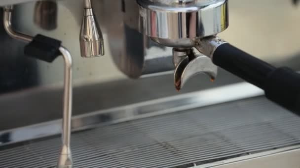 Een glanzende zilveren espressomachine maakt koffie — Stockvideo