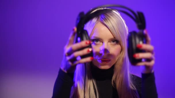 Genç kadın kulaklık ağır çekim üzerinden müzik dinleme — Stok video
