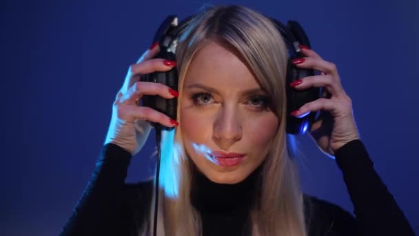 Mujer joven escuchando música a través de auriculares cámara lenta — Vídeos de Stock