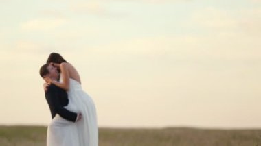 Buğday alan mutlu yeni evli çifte