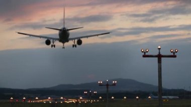 Büyük uçak uçak havaalanına iniş