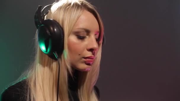 Mujer joven escuchando música a través de auriculares cámara lenta — Vídeo de stock