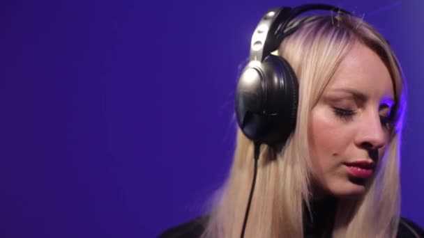 Mujer joven escuchando música a través de auriculares cámara lenta — Vídeos de Stock