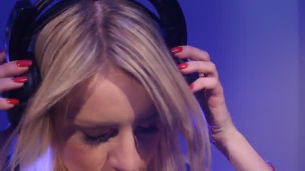 Молодая женщина слушает музыку через наушники замедленной съемки — стоковое видео