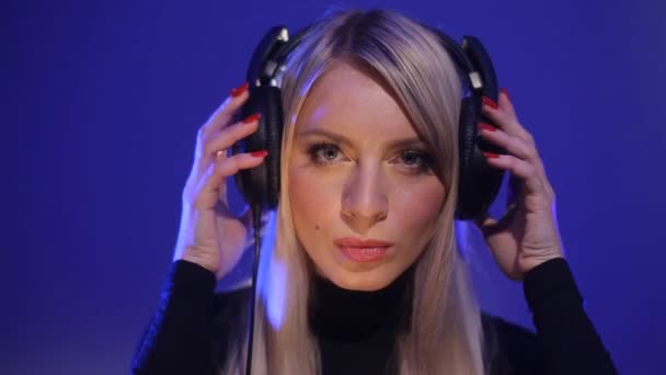 Jeune femme écoutant de la musique par casque au ralenti — Video