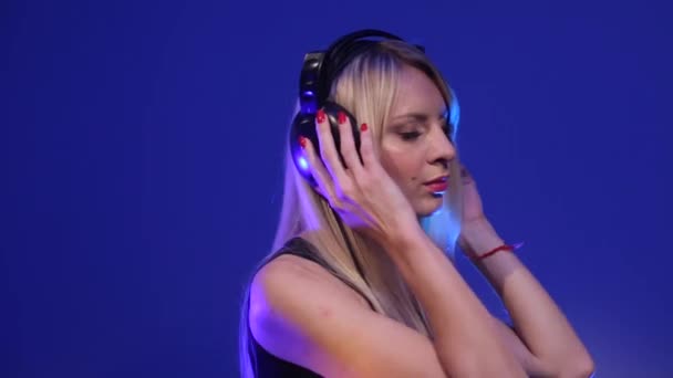 Mladá žena poslech hudby přes sluchátka Zpomalený pohyb — Stock video