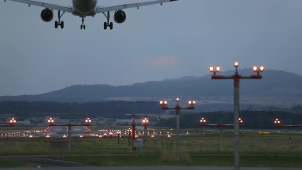 Avion atterrissage à l'aéroport — Video