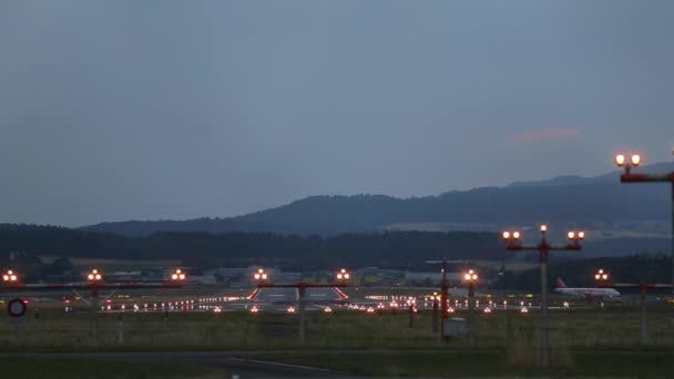 Nagy repülőgép repülőgép leszállás a repülőtéren — Stock videók