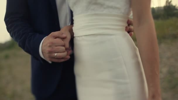 Brudgummen hålla handen på midjan — Stockvideo