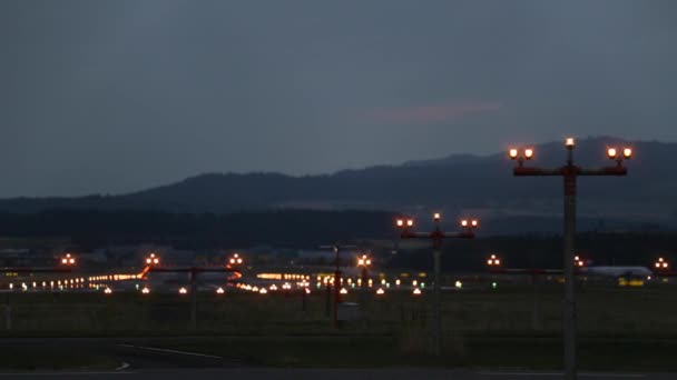 大きな飛行機飛行機の空港に着陸 — ストック動画