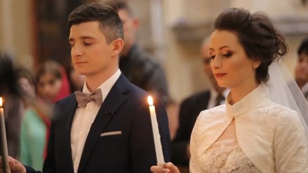 Ceremonia de boda en la Iglesia cristiana — Vídeos de Stock