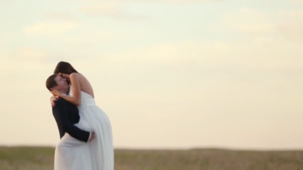 Feliz casal recém-casado no campo de trigo — Vídeo de Stock