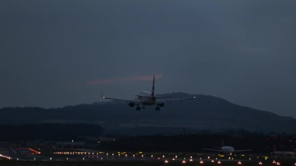 Duży samolot samolot do lądowania w Lotnisko — Wideo stockowe