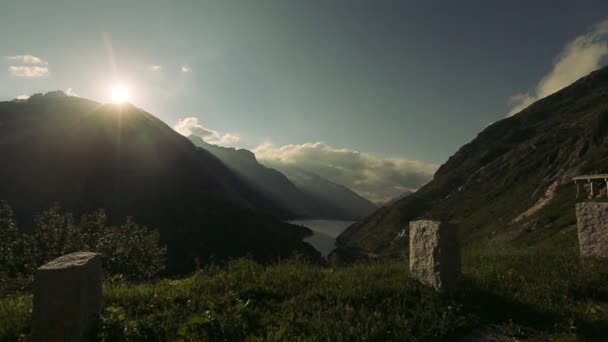 Zöld hegyek a ködben — Stock videók