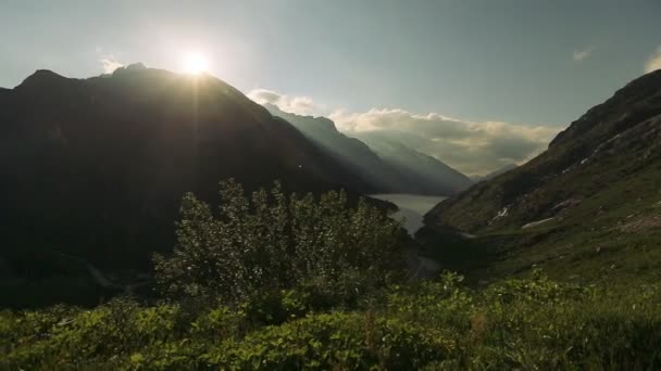 Zonsondergang in bergen dicht omhoog — Stockvideo