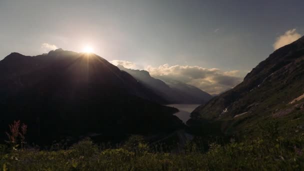 Sonnenuntergang in den Bergen hautnah — Stockvideo