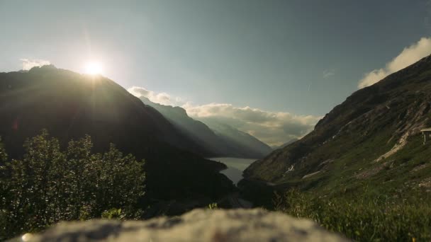 Groene bergen in de mist — Stockvideo