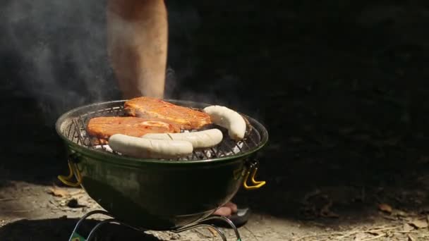 Σάλτσα μπάρμπεκιου σε t-bone steak — Αρχείο Βίντεο