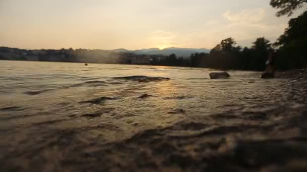 Schöne Wellen in der Schweiz hautnah — Stockvideo