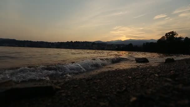 Olas hermosas en Suiza de cerca — Vídeo de stock