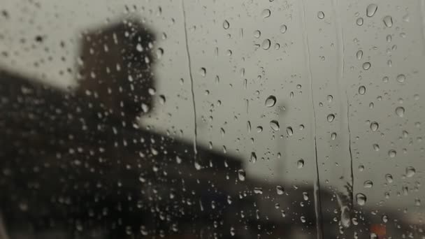 Pluie descendant la fenêtre fermer — Video