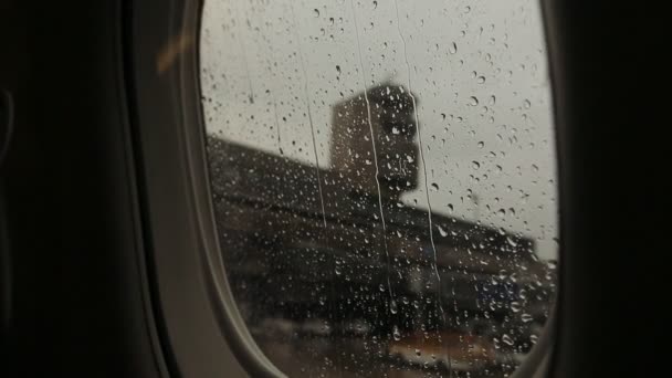 Дощ, що йде вниз вікно крупним планом — стокове відео