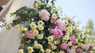 Çiçeklerle süslenmiş düğün kemeri