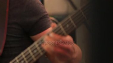 şık gitarist düğün Resepsiyon serin hareket ışık ile bir grup ile bir sahnede oynarken