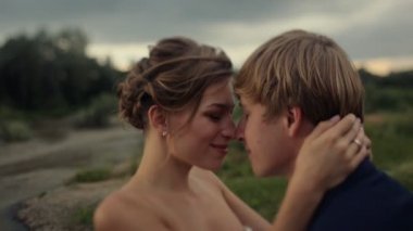 Gelin ve damadın birbirlerine bakıyorlar.