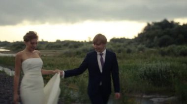 Mutlu evlilik çift alan yürüyüş